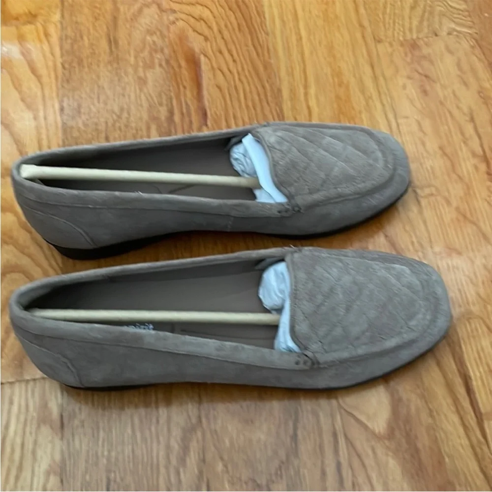 Easy Spirit Womens Loafers 7M Wynter
Medium Natural
Suede Leather Comfort - Picture 6 of 8